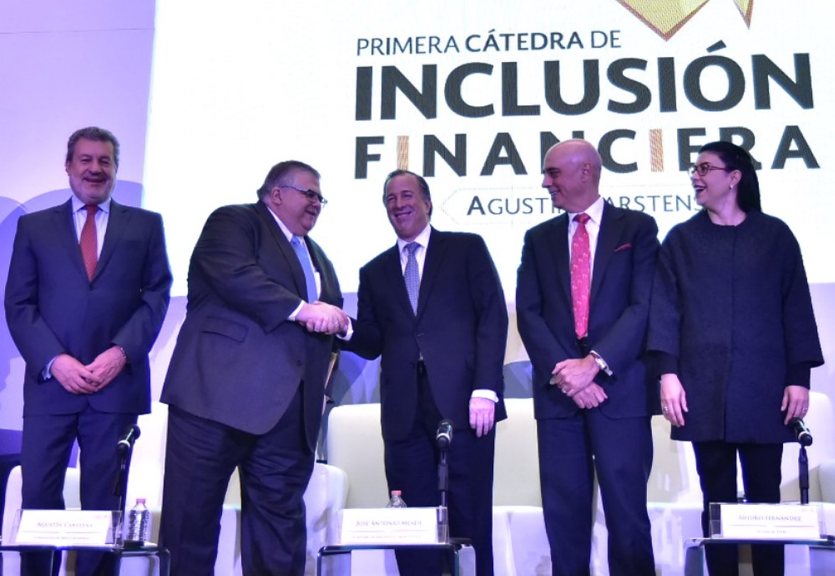 México enfrenta desafíos para aumentar la inclusión financiera, advierte Carstens