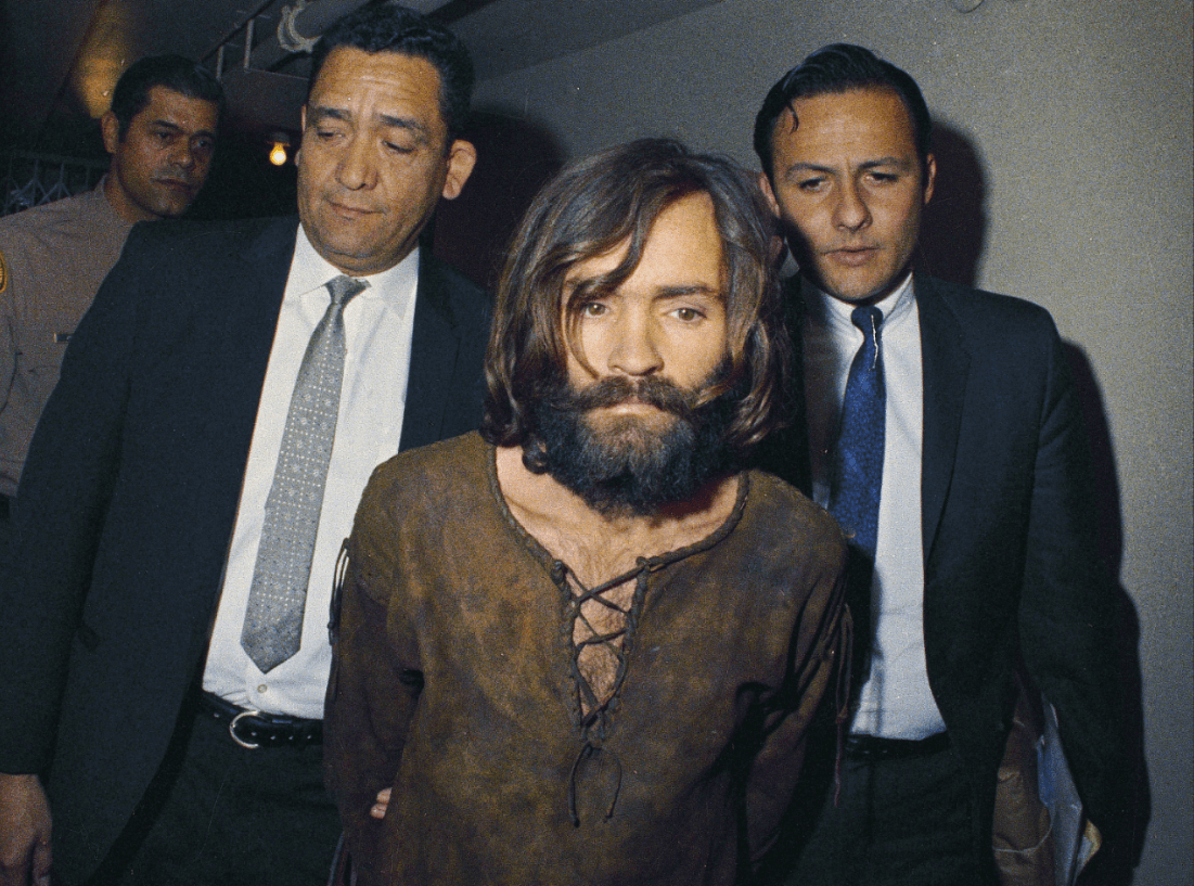 Charles Manson es escoltado en 1969