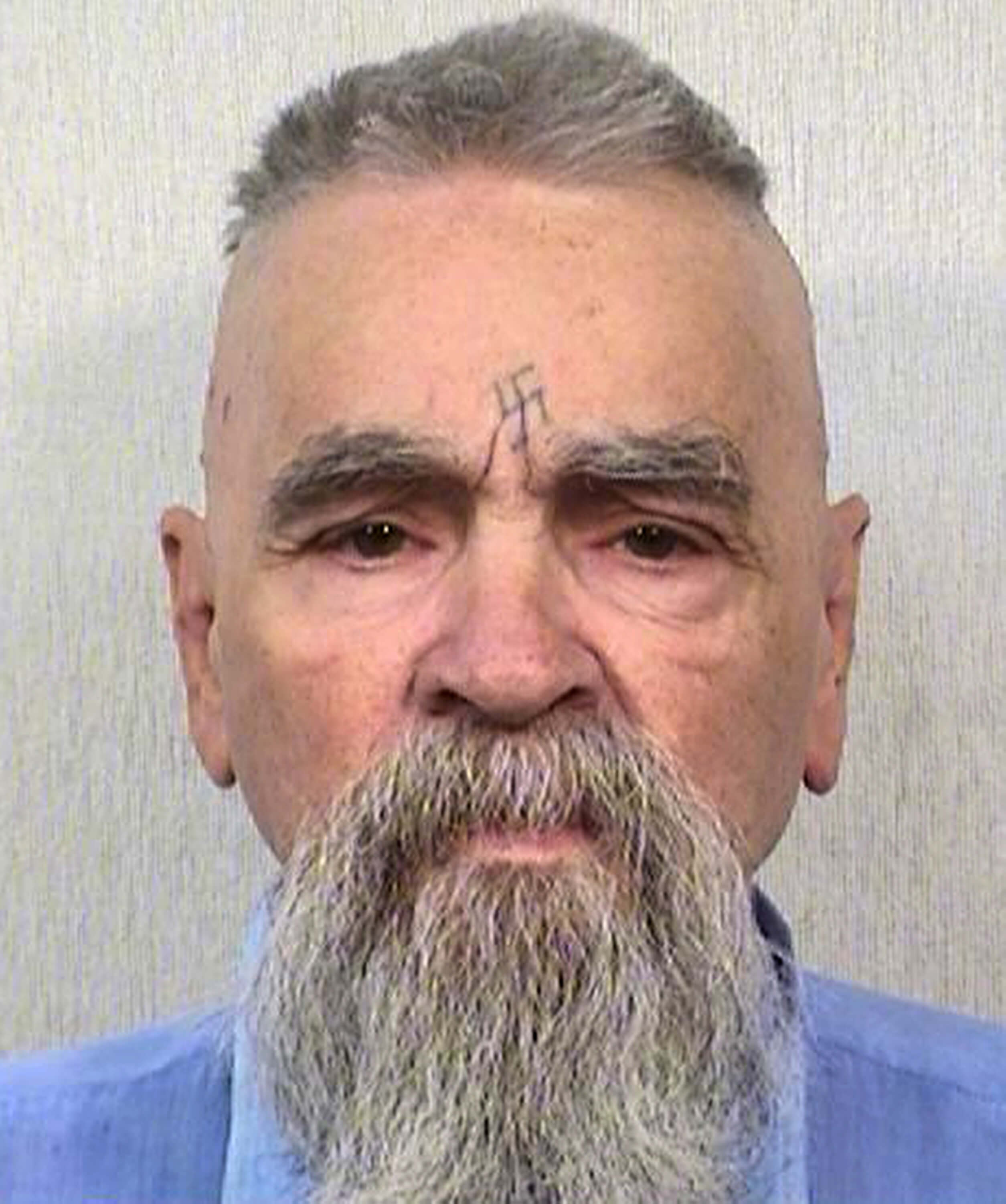 Charles Manson, líder de una secta de asesinos; reportan que fue hospitalizado