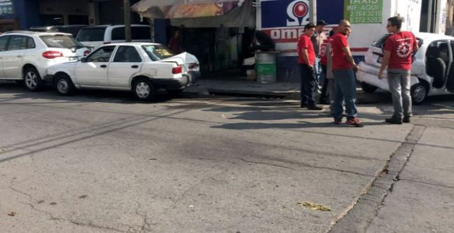 Cámara de seguridad capta choque por conductor que usaba celular en Monterrey