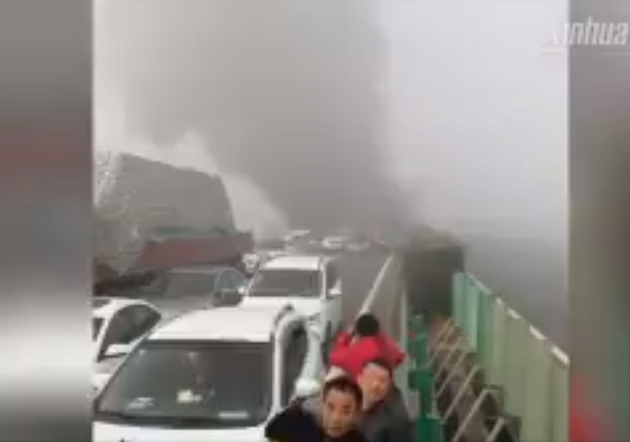 Choque múltiple en China deja 18 muertos