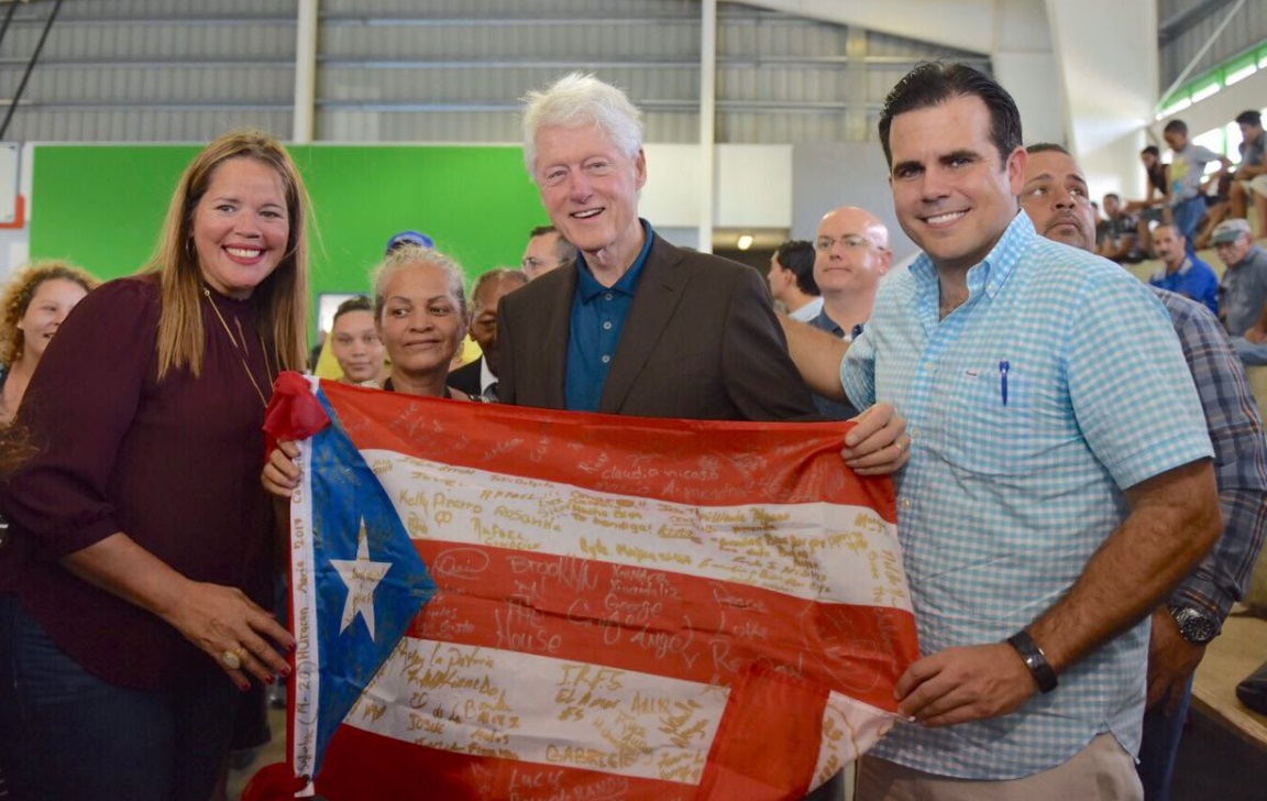 Bill Clinton lleva ayuda a Puerto Rico a dos meses de 'María'