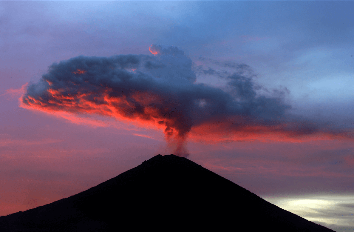 Continúa la actividad eruptiva del volcán Agung