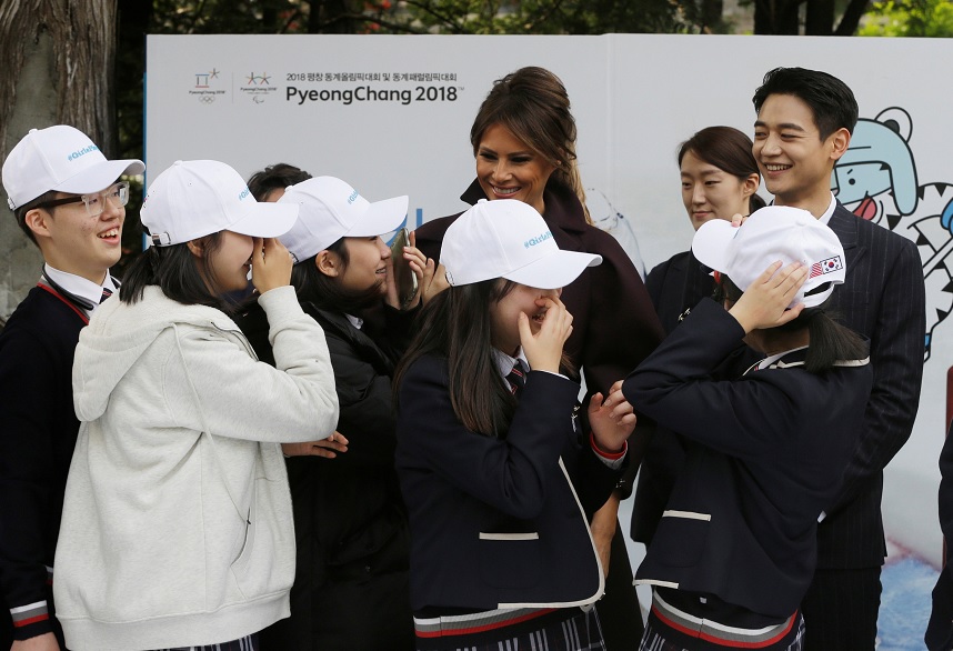 Estrella de pop roba reflectores a Melania Trump en Corea del Sur