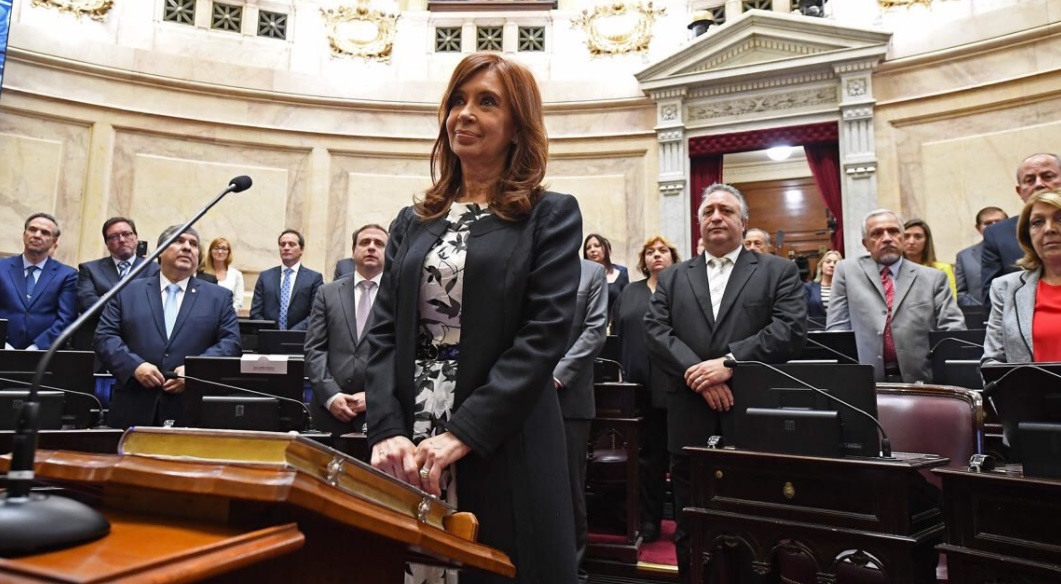 La expresidenta argentina Cristina Fernández jura como senadora