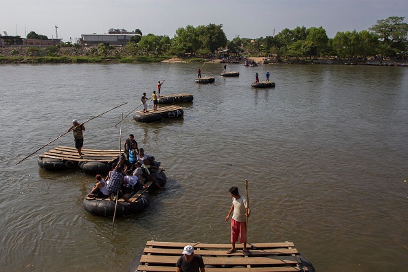 miles de migrantes cruzan un rio para llegar a tapachula