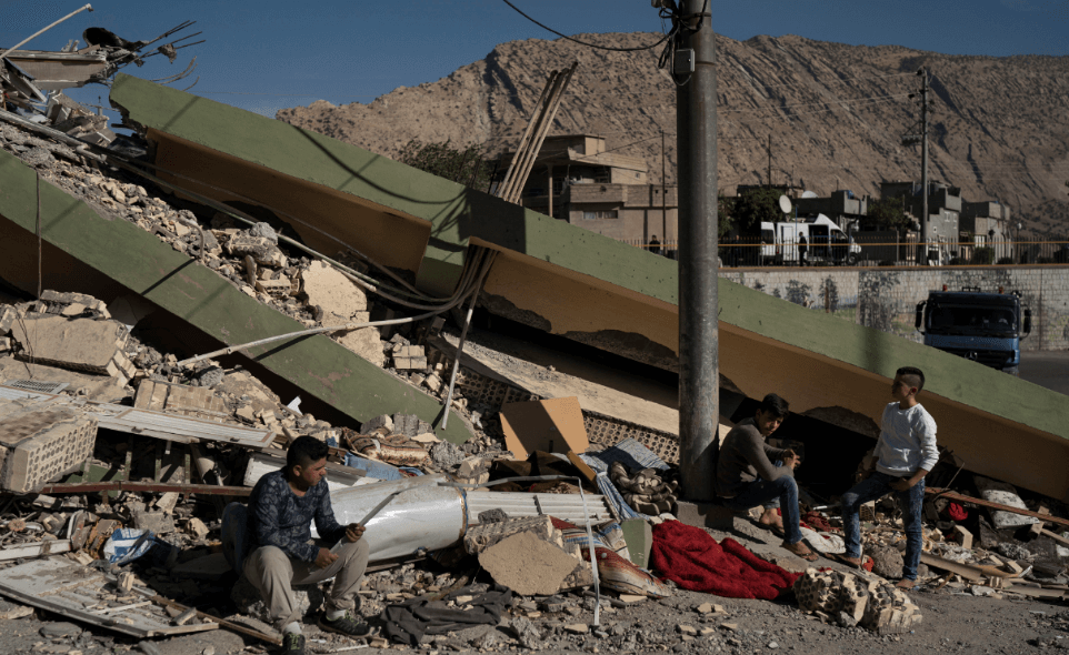 Derrumbes en Irán tras terremoto en la frontera con Irak