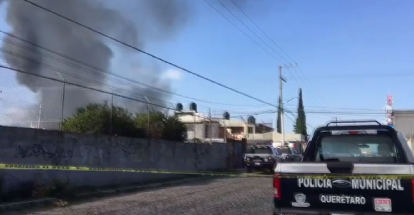 Desalojan a cientos de personas por incendio en fábrica de químicos en Querétaro