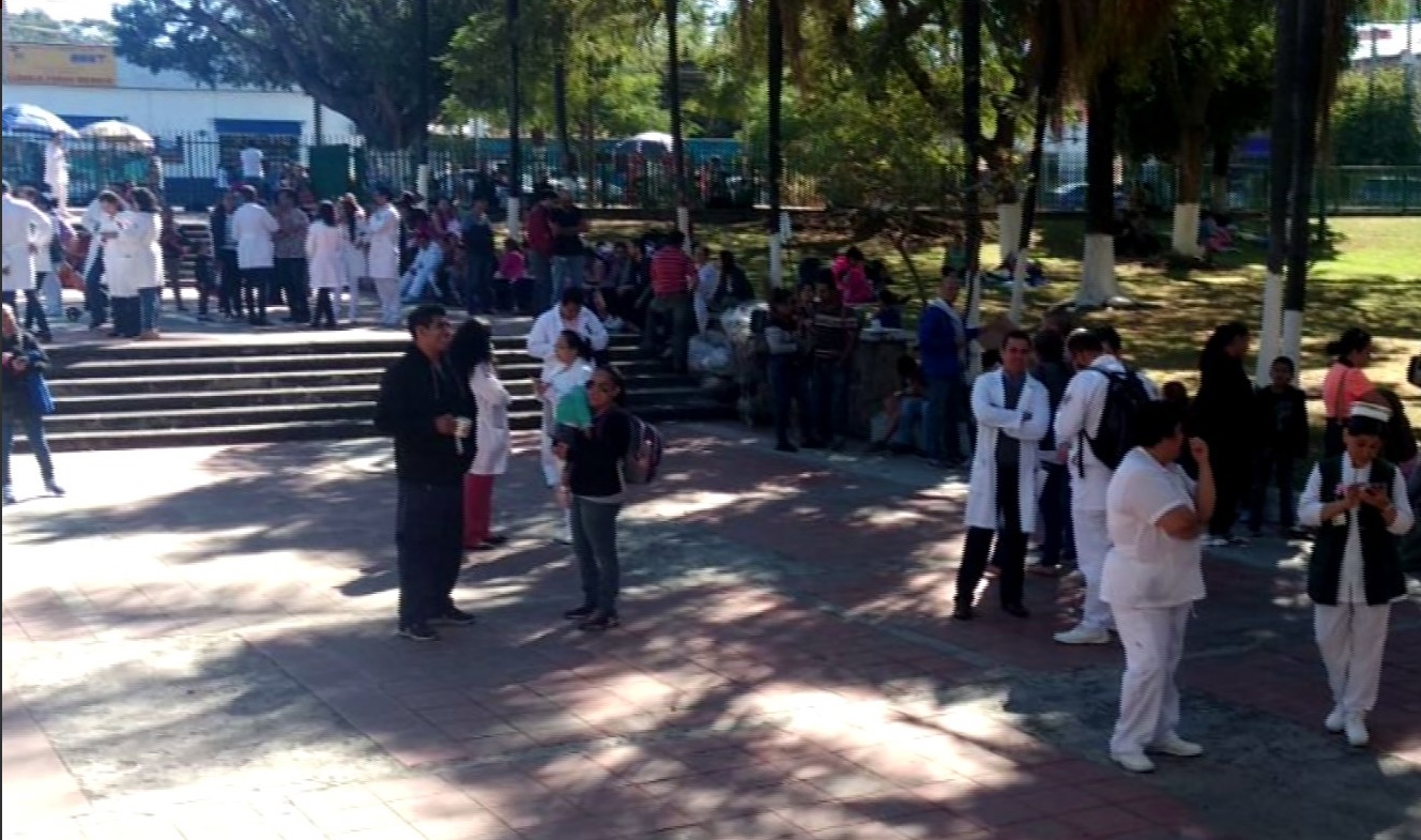 Desalojan Centro Médico de Guadalajara por olor a gas