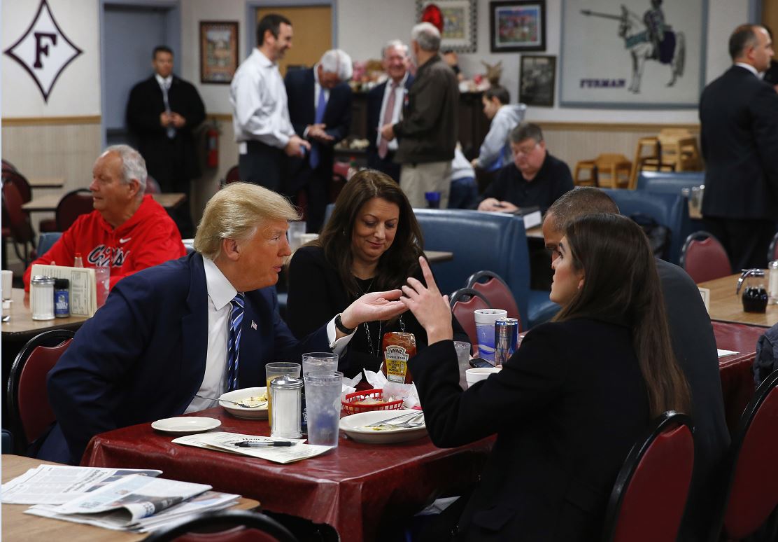 Trump ya piensa en la reelección y organiza desayuno para recaudar fondos