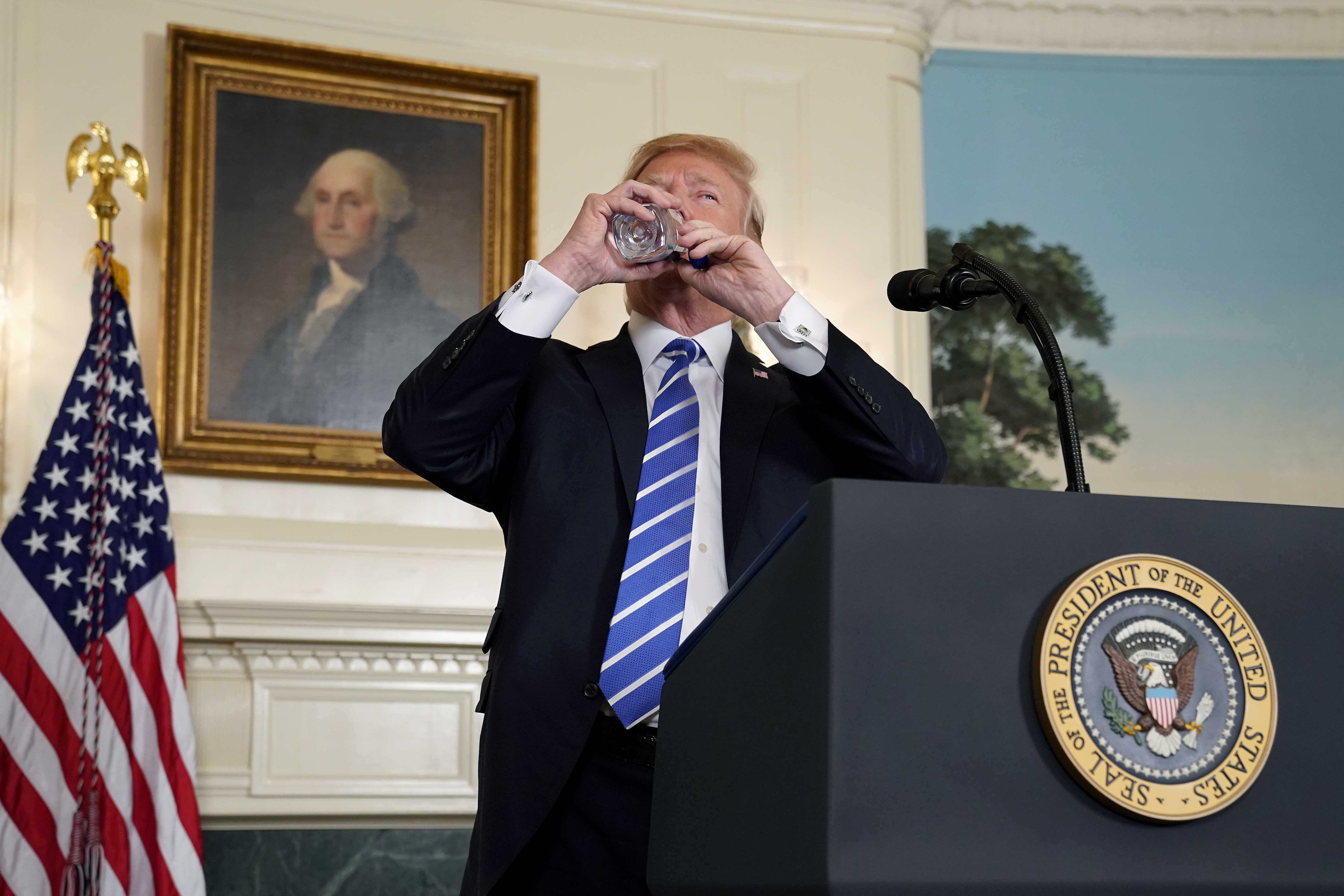 Trump interrumpe discurso beber agua y provoca burlas