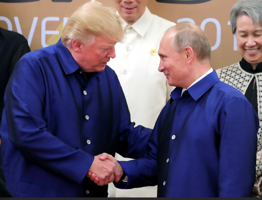 Donald Trump y Vladimir Putin durante un encuentro informal en Vietnam