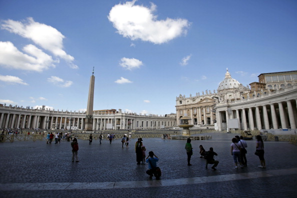 Vaticano acusa al exdirector de su banco de malversación