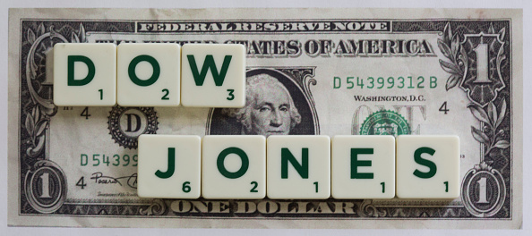 Dow Jones abre sobre las 24,000 unidades