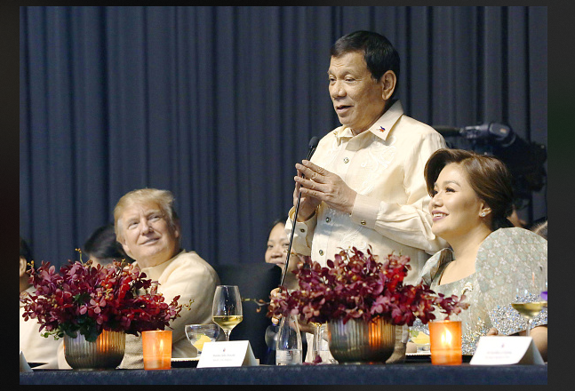 Duterte canta a Trump durante cena de gala