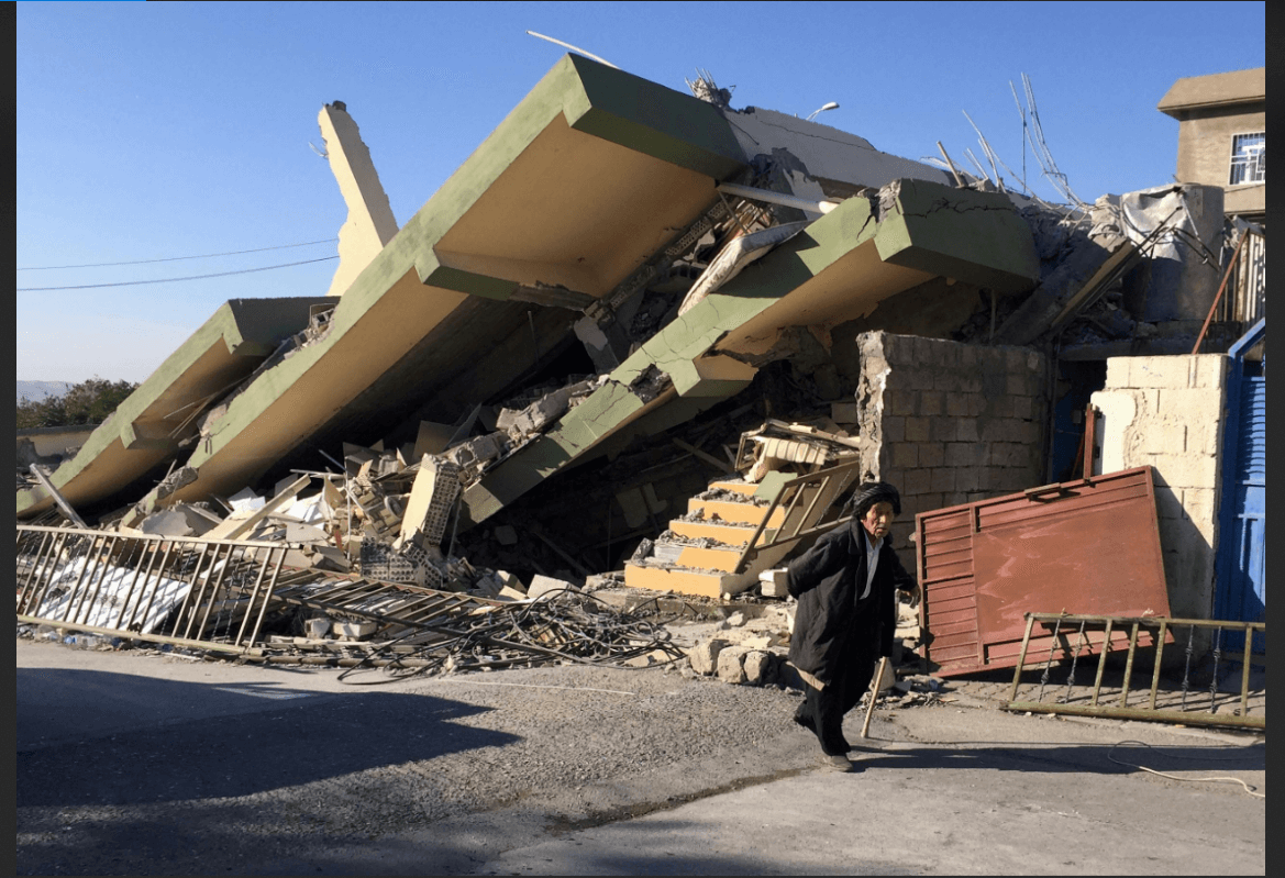 Edificio dañado por terremoto en la región de Darbandiján, Irak