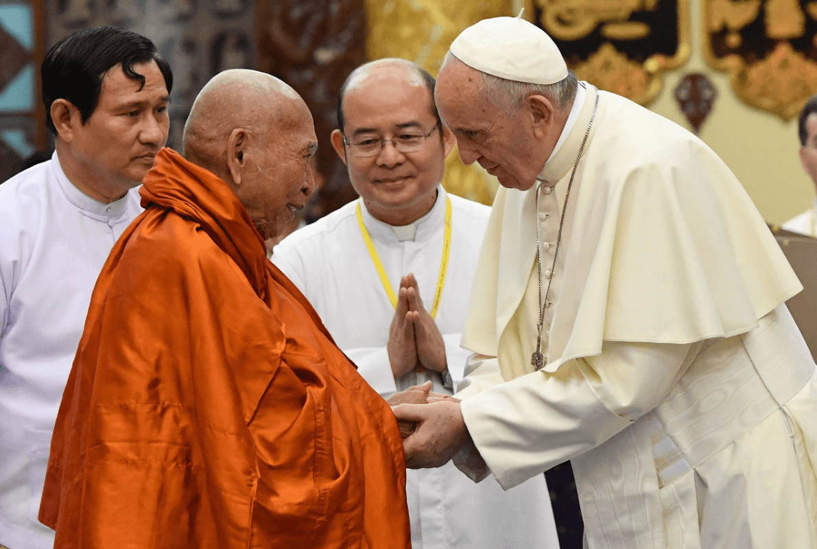 El líder budista Bhaddanta Kumarabhivamsa y el papa Francisco en Myanmar