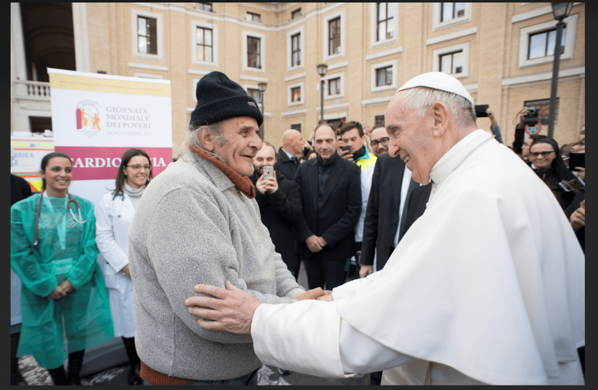 El papa Francisco saluda a un hombre en el centro de asistencia