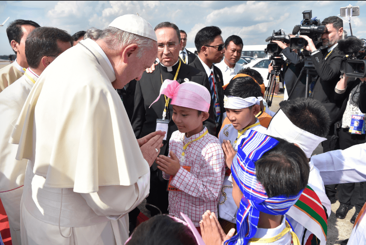 El papa Francisco saludó a niños durante su llegada a Myanmar