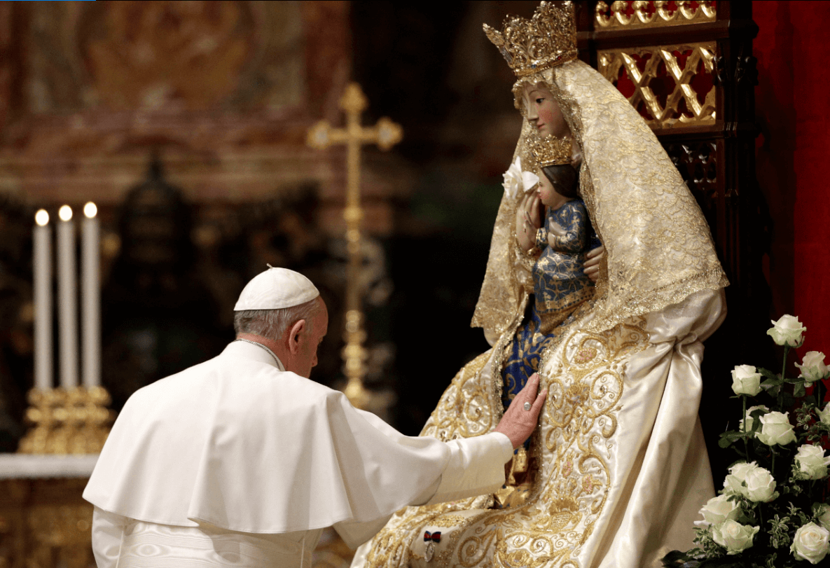 El papa reza ante una imagen de la Virgen María y el niño Jesús