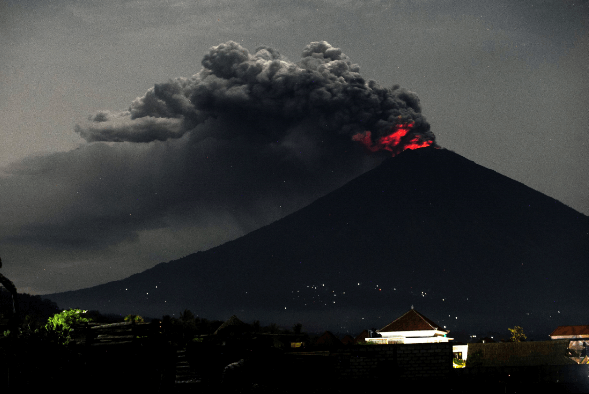 El volcán Agung en Indonesia se encuentra activo