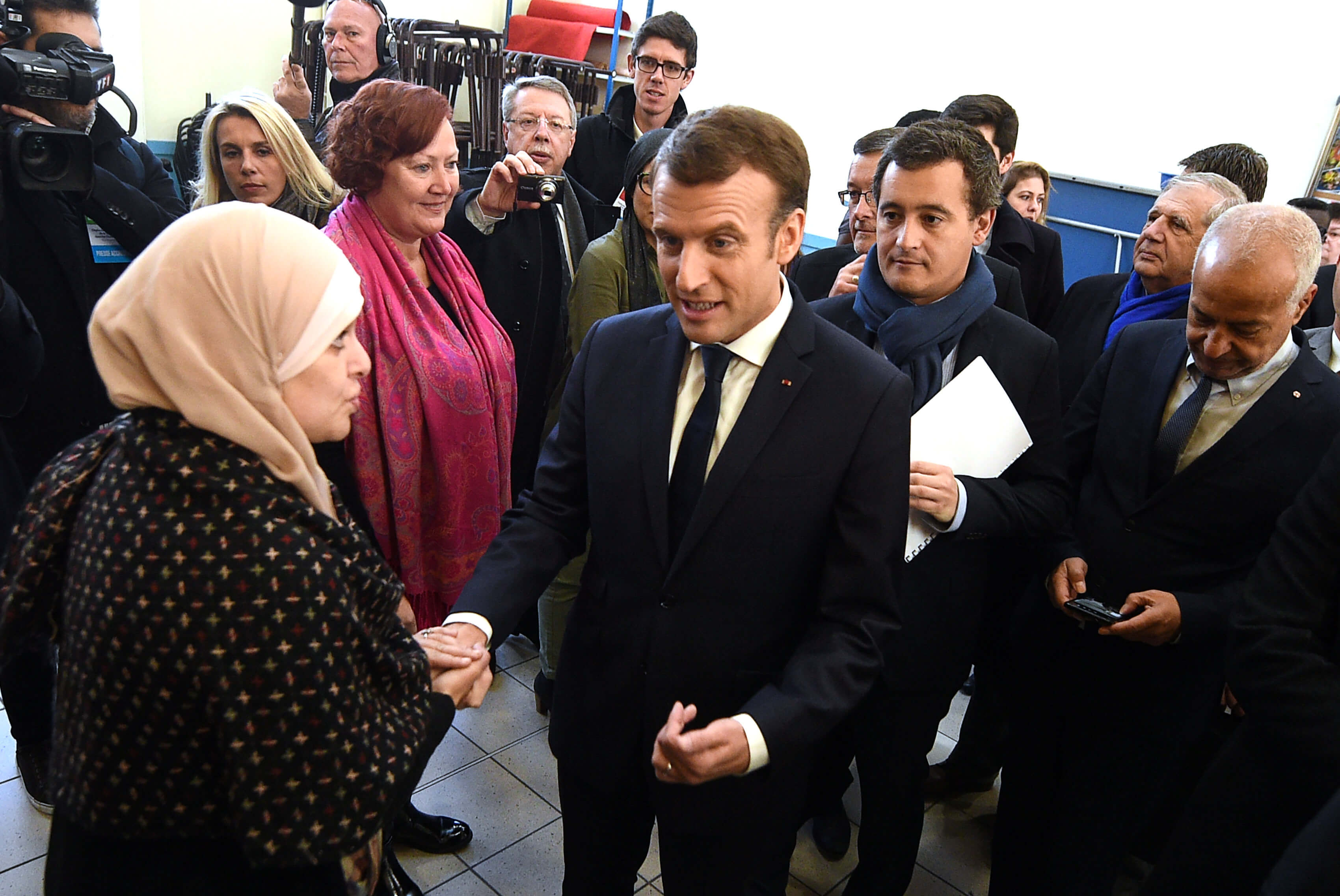 Macron anuncia plan combatir extremismo suburbios Francia