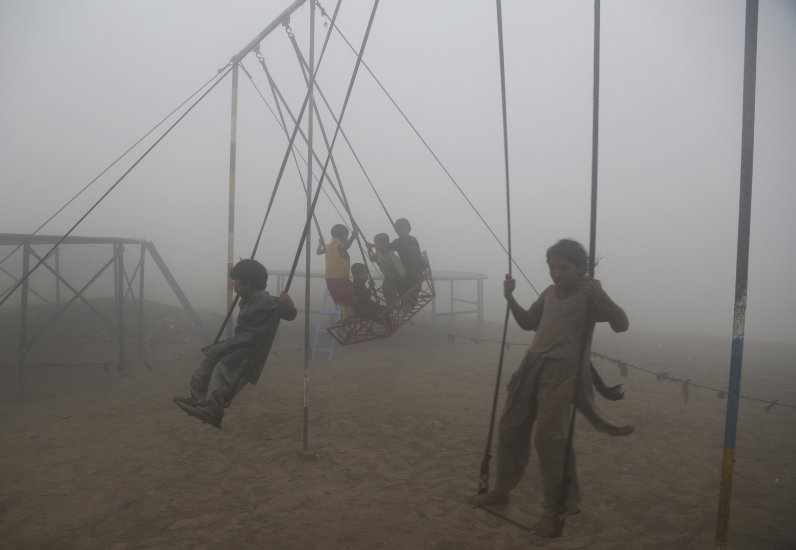 En India, niños juegan en medio de una fuerte contaminación