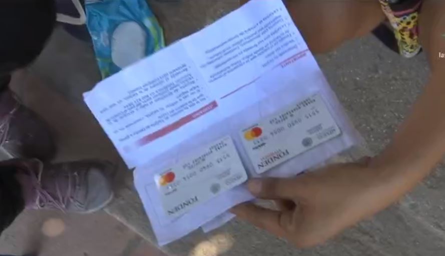 Los damnificados del sismo recibieron tarjetas con apoyos para la reconstrucción de sus viviendas. (Noticieros Televisa) 