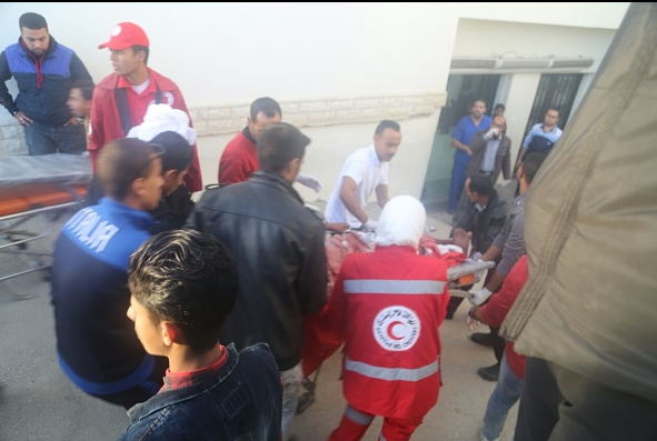 Equipos de rescate asisten a las víctimas del atentado en Egipto
