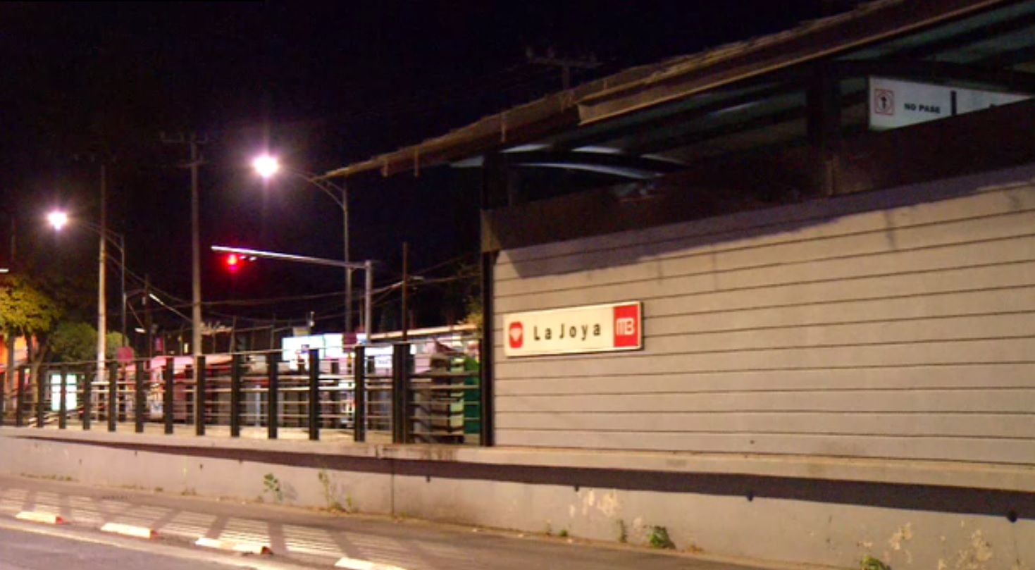 trailer afecta el techo de estacion de metrobus