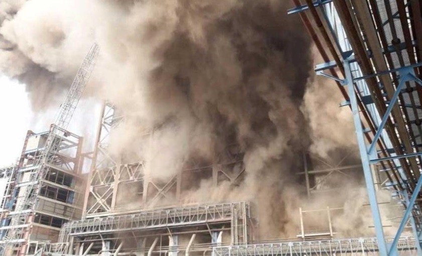Suman 18 muertos por explosión en planta de energía térmica en India