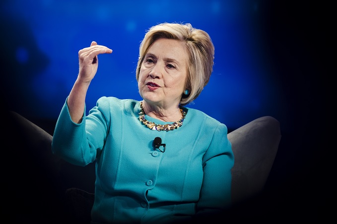 Hillary Clinton se negó a despedir a asesor acusado de acoso, según NYT