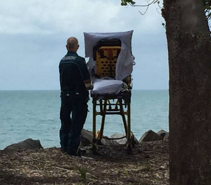 La fotografía de unos paramédicos cumpliendo el deseo de una paciente sujeta a cuidados paliativos mirando al mar se ha vuelto viral en Australia. (Queensland Ambulance Service)