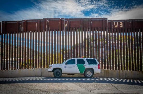 Muere agente fronterizo en Texas, Trump insiste en construir muro con México