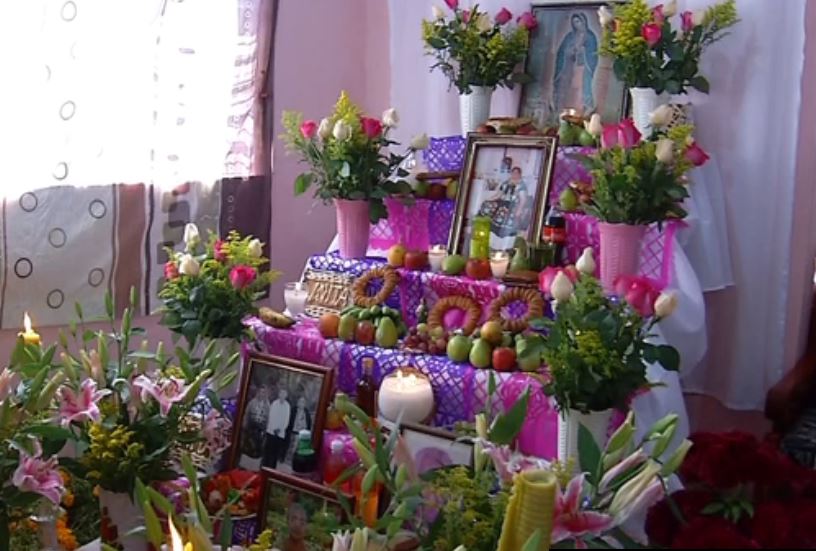 Habitantes de Juchitán ponen ofrendas en ruinas de sus casas