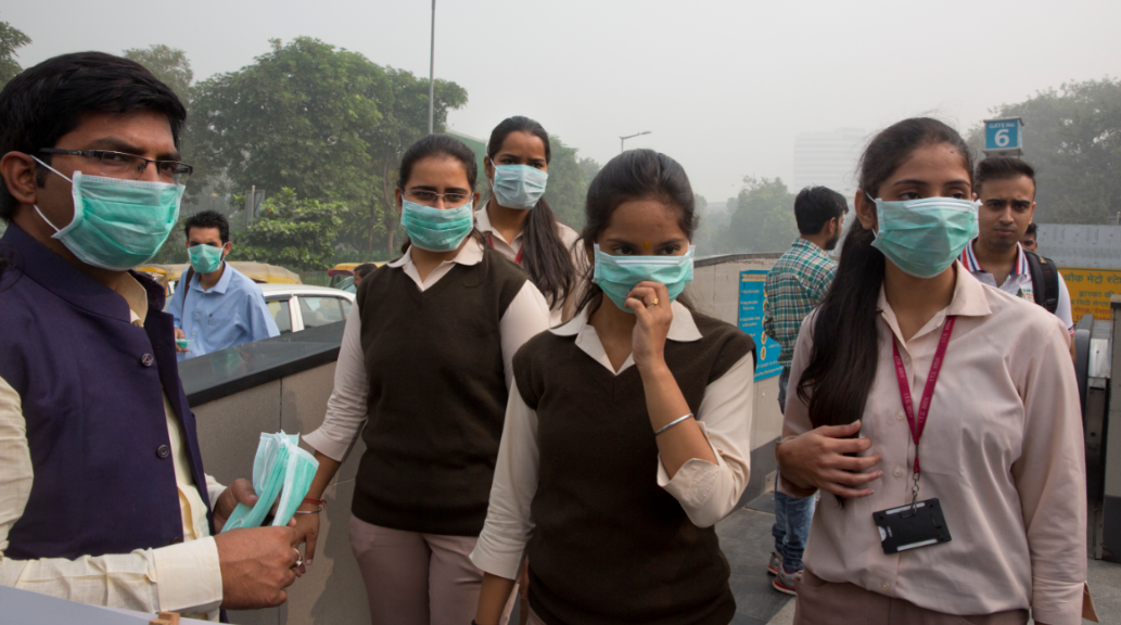 Habitantes de Nueva Delhi usan cubrebocas por altos niveles de contaminación atmosférica