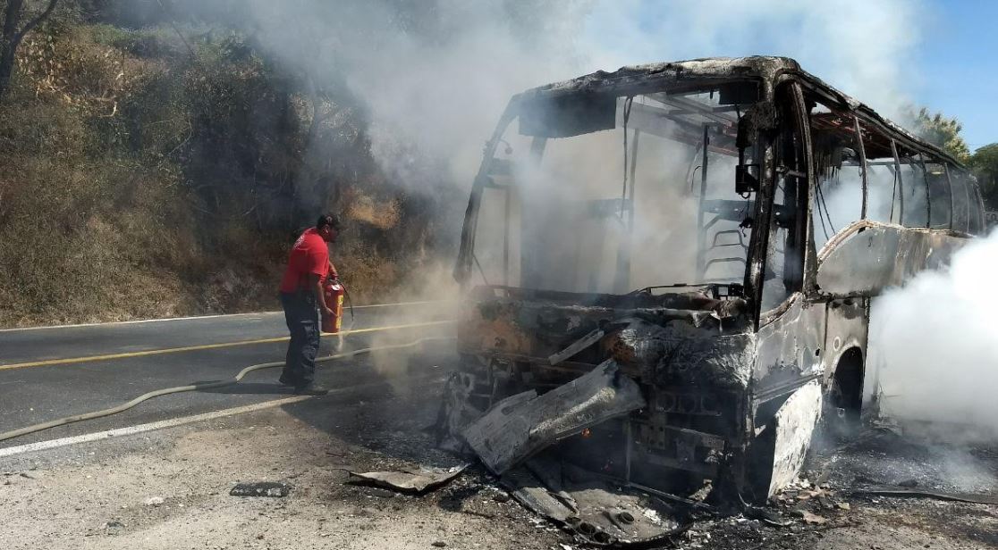 Se incendia autobús de pasajeros en Guerrero