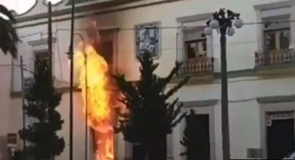 Incendio en comandancia de Libres, Puebla, tras intento de linchamiento (Noticieros Televisa)