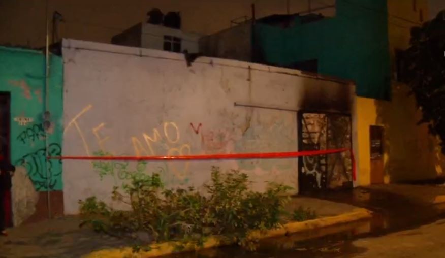 Incendio consume taller de zapatillas en la Venustiano Carranza, CDMX