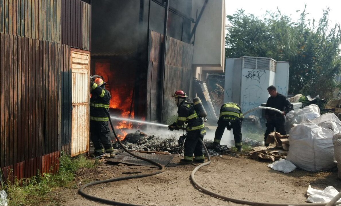 Controlan incendio en una bodega de dulces en Tlaquepaque, Jalisco