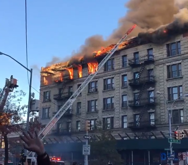 Incendio consume edificio apartamentos Nueva York