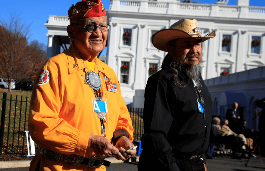 Familias de veteranos navajo fustigan a Trump por llamar Pocahontas a senadora