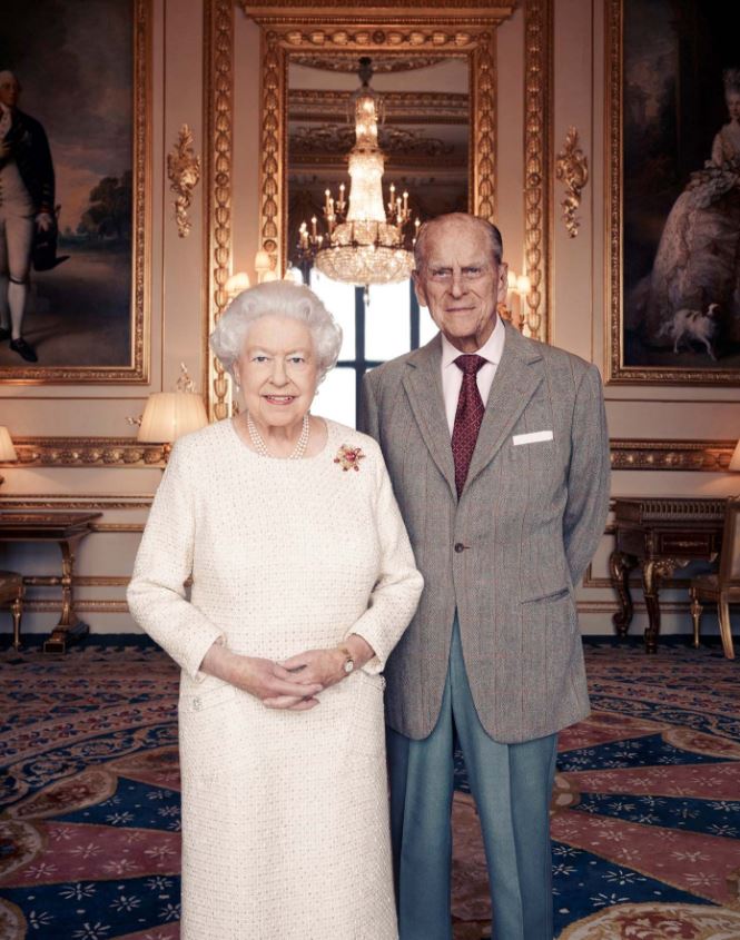 Difunden nuevo retrato de la reina Isabel II y su esposo
