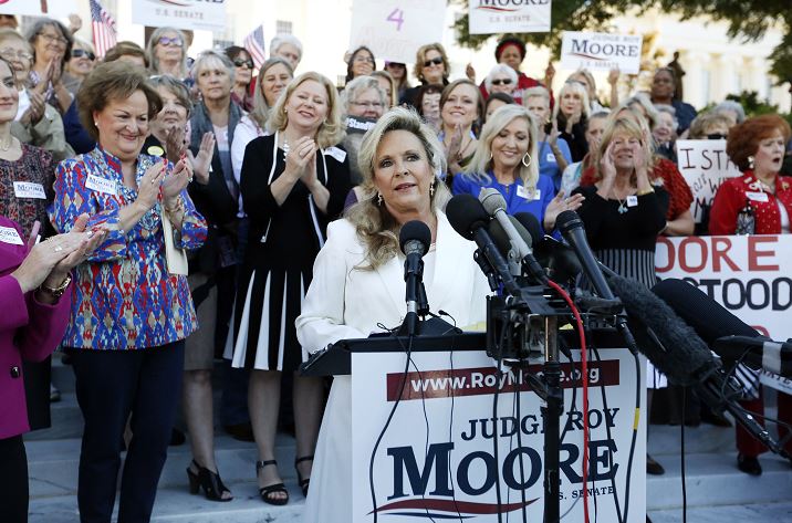 Esposa de Roy Moore, candidato acusado de abuso sexual, lo defiende