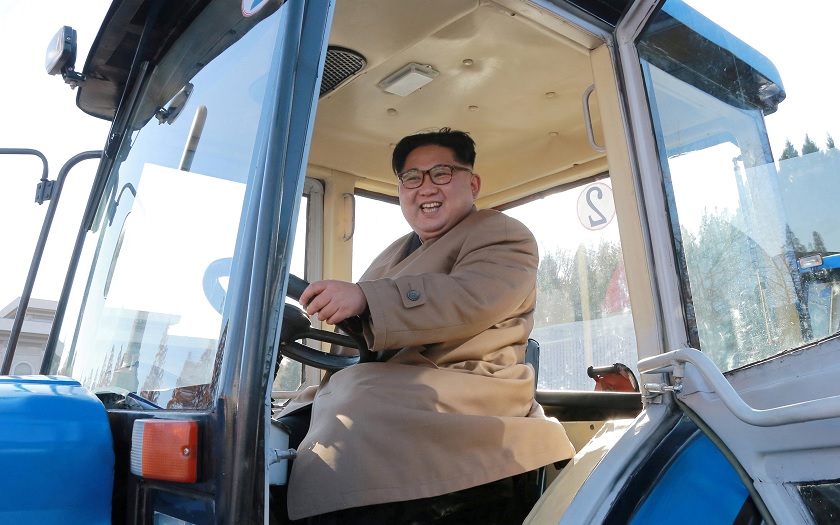 Kim Jong-un sonríe al ponerse al volante de un tractor