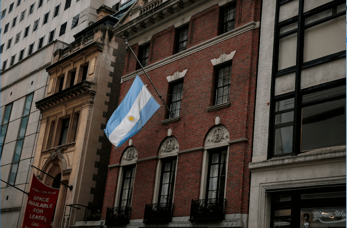 La bandera argentina ondea a media asta en el consulado argentino