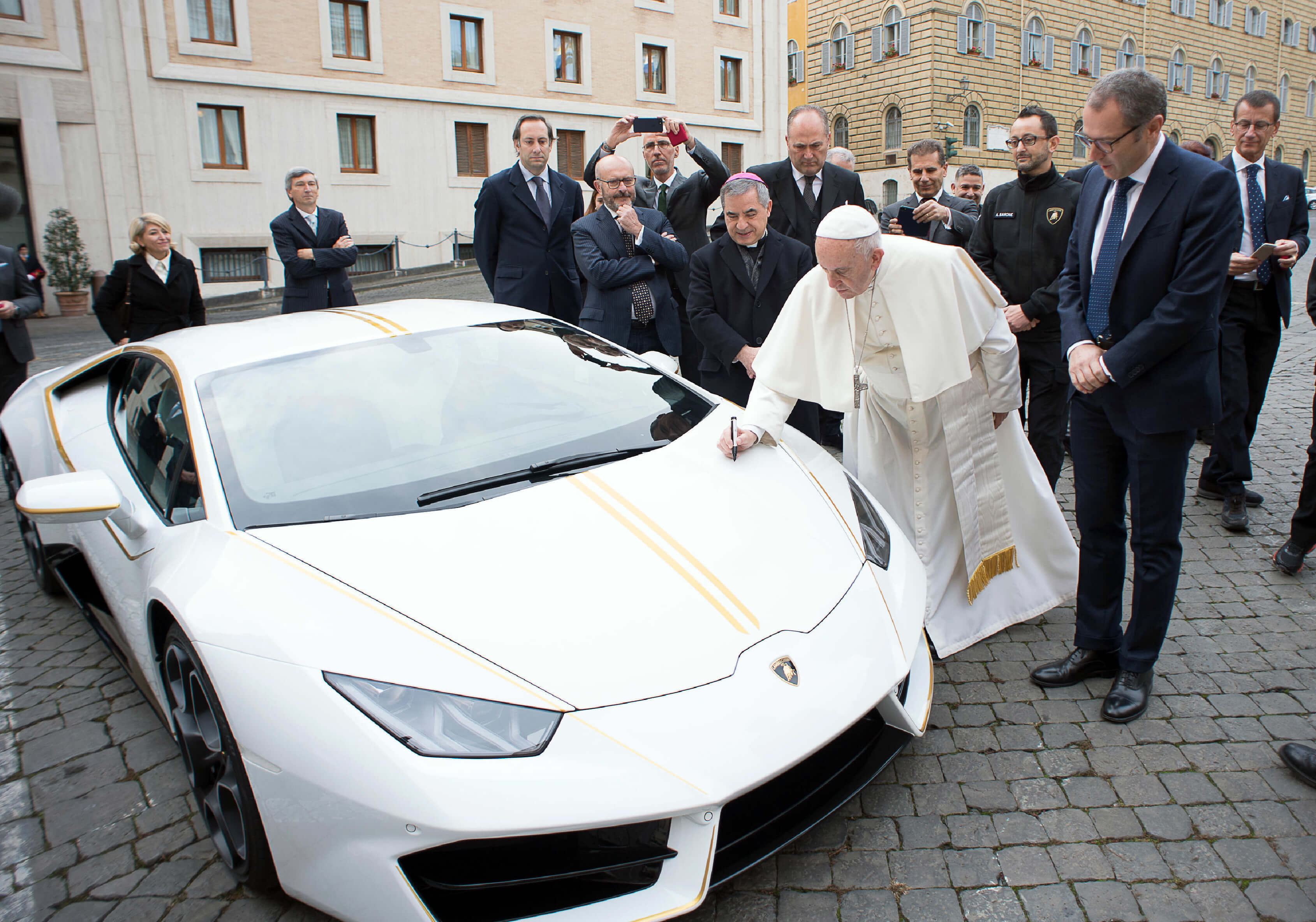 Lamborghini de edición especial regalado al papa Francisco