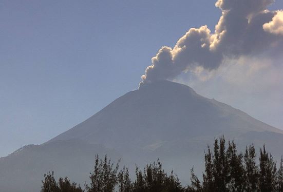 leve emosion de ceniza del volcán popocatépetl