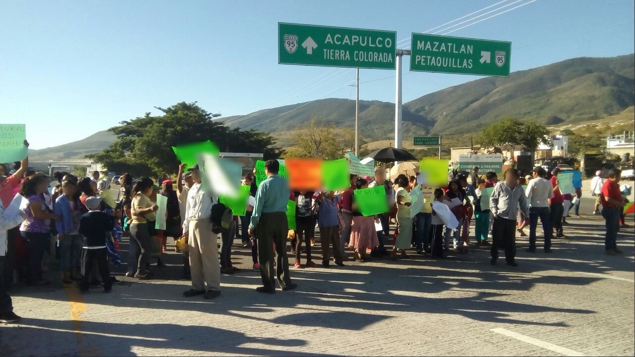 manifestantes bloquean la carretera chilpancingo acapulco