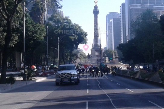 Manifestantes marchan sobre Paseo de la Reforma